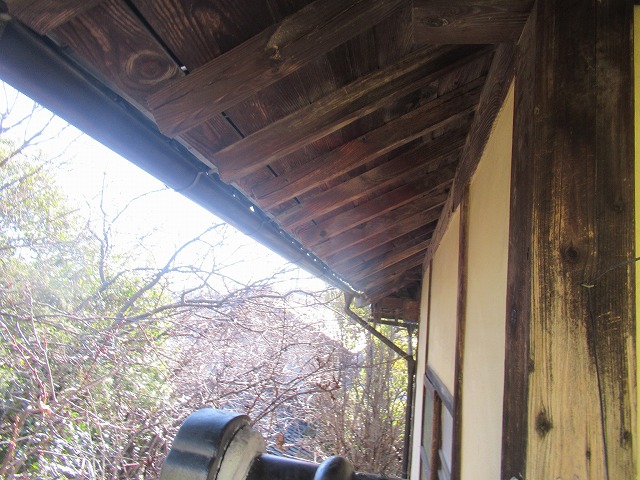 韮崎市の雨漏りしている瓦屋根住宅で雨樋の破損・脱落と軒天腐食を確認